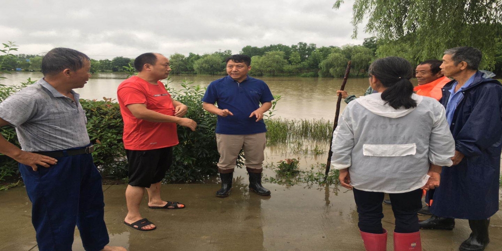 黨旗飄揚在抗洪一線