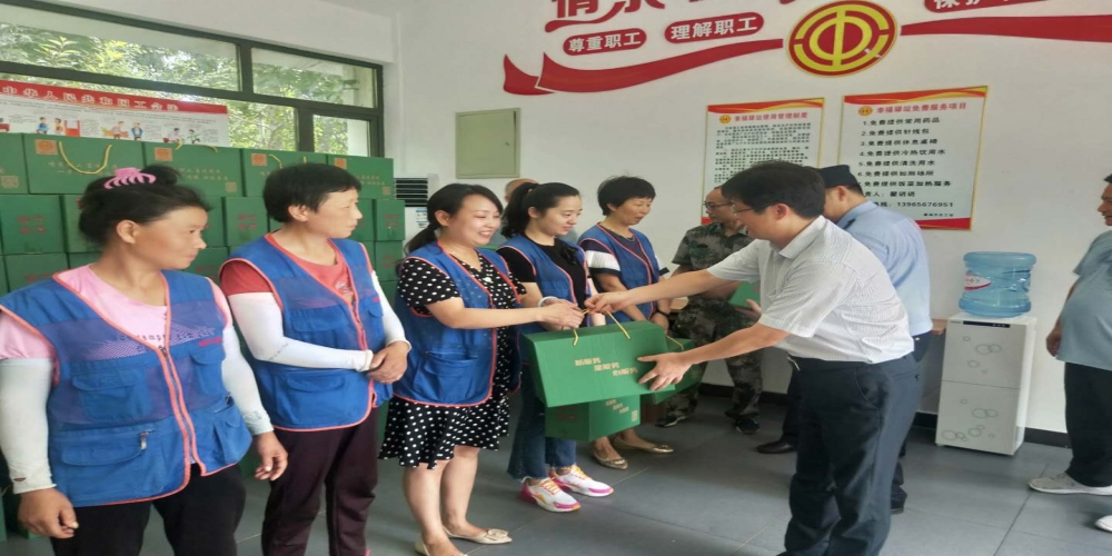 巢湖市領導慰問合肥綠葉園林公司巢湖項目部工人
